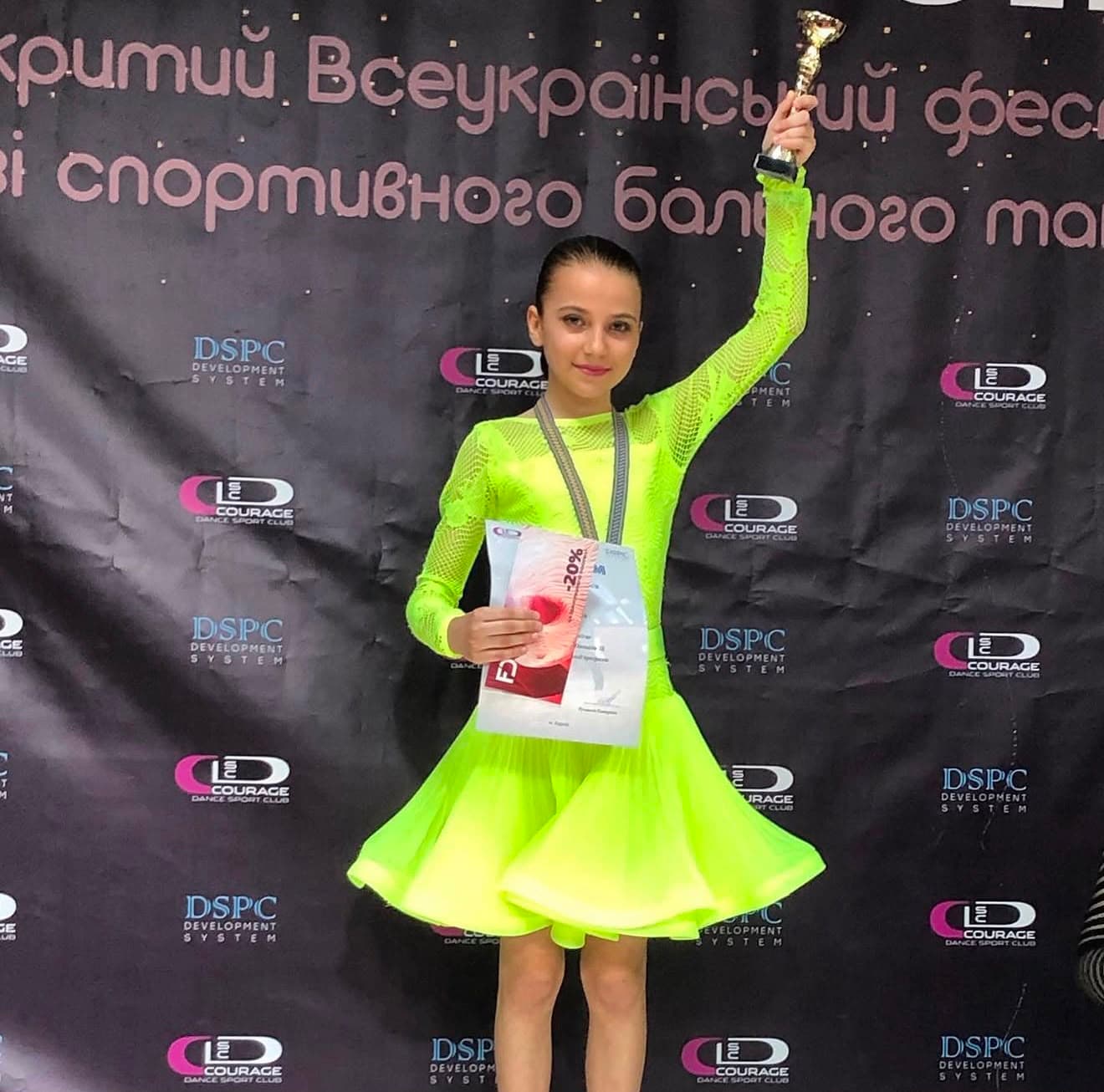 Mädchen mit Pokal beim ukrainischen Tanzsport-Festival